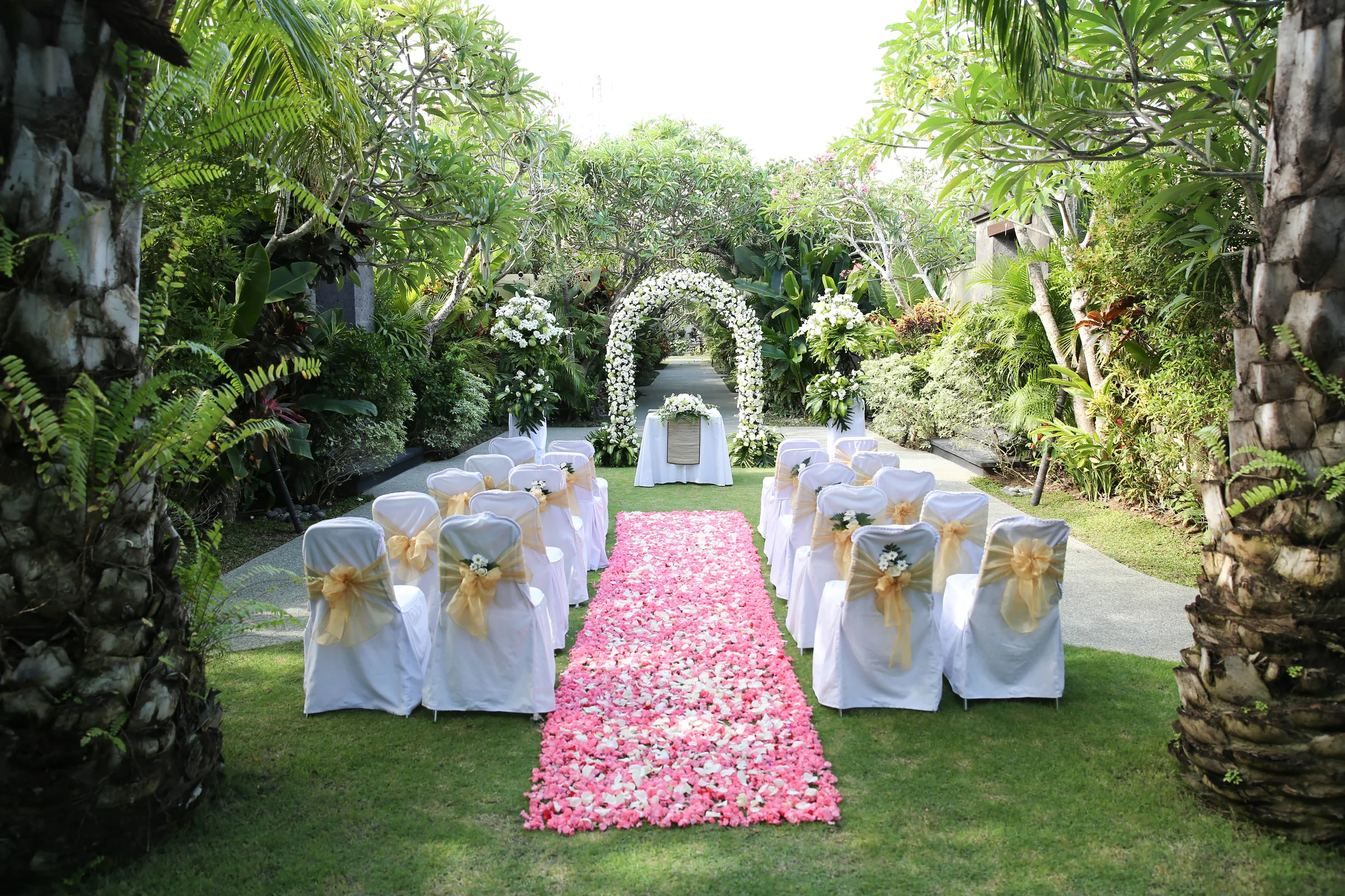 A western wedding ceremony arranged along the Mahagiri garden aisle